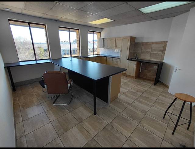 185M² OFFICE TO LET IN VORNA VALLEY